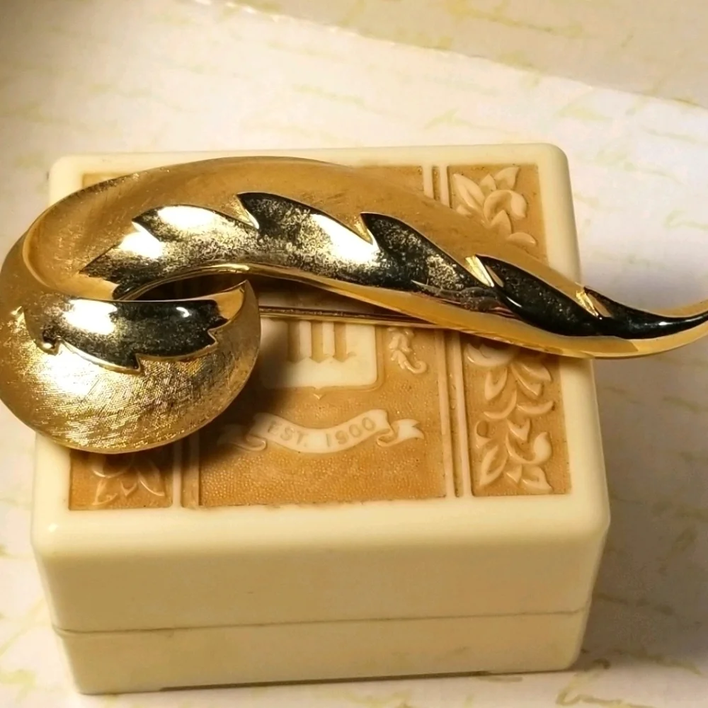 CROWN Trifari LARGE Vintage Brooch